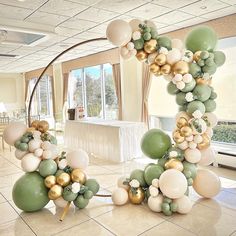 balloons are arranged in the shape of an o - letter on top of a table