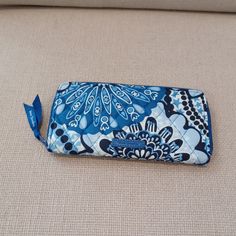 Paisley Blue And White Vera Bradley Wallet Blue Everyday Rectangular Wallet, Casual Blue Bifold Wallet, Casual Blue Bags With Card Slots, Casual Blue Wallets For Daily Use, Casual Blue Wallet For Gift, Vera Bradley Wallet, Vera Bradley Bags, Vera Bradley, Sunglasses Case