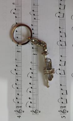 We are sure that you will love this trumpet keychain! It is a wind instrument used in jazz, brotherhood music and classical music. silver finish Gift for music lovers and proud to know how to play the trumpet. Trumpet Aesthetic, Trumpet Accessories, Music Themed Jewelry, Trumpet Gifts, Trumpet Case, Trumpet Instrument, Silver Trumpet, Trumpet Sheet Music, Trumpet Music