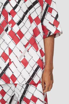 Chainlink print short sleeve shirt with a convertible collar and side hemline splits. Button down front closure. ^ 60% Polyester, 40% Viscose ^ Measurements are Height: 5"10', Inseam: 29', Waist: 30', Shirt: 15', Suit: 37' and is wearing a size M ^ Machine wash cold ^ P2112778CLBMREDWHTMULTI Convertible Collar, Perfect Pant, Market Tote, Boot Bag, Best Bags, Women Trends, Short Jacket, Small Leather Goods, Summer Essentials