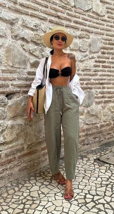 Albania Outfit Ideas, Miami Clothes Outfit Ideas, Maderia Portugal Outfits, Holiday Wear For Women Summer, Hawaii Outfit Inspo Summer, Neutral Vacation Outfit, Palm Springs Outfit Summer, Looks Cancun, Outfits Para Cancun