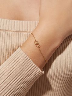 Aesthetic Gold Ring Designs, Dainty Jewellery Aesthetic, Aesthetic Breslet, Dainty Chain Bracelet, A Bracelet Gold, Dainty Silver Jewellery, Silver Bracelet Design For Women, Hand Bracelet Gold For Women, Bracelet Aesthetic Gold