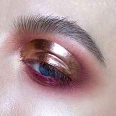 Eye Makeup With Glasses, Gold Editorial, Colourful Eye Makeup, Gold Face Paint, Makeup With Glasses, Shiny Makeup, Rose Gold Makeup, Gold Eyeshadow, Clear Lip Gloss