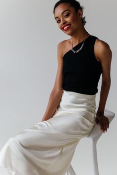 Satin Midi Skirt Outfits Summer, Satin Skirt Outfit Summer, Satin Midi Skirt Outfit, Satin Skirt Midi, Midi Skirt Outfits Summer, Basic Skirts, Midi Rock Outfit, White Satin Skirt