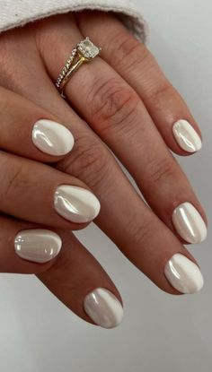 How to Do Chrome Nails Step By Step Tutorial | White Chrome Nails Designs For Inspo % #uñas french #diseños de uñas #uñas sencillas #short #nails #ideas Vanilla Chrome Nails Short, White Dip With Chrome, Short White Pearl Nails, Milky White Chrome Nails Short, White Crome Nails Almond French, Milky French Manicure Almond, Vanilla Chrome Nails French Tip, White Chrome Toe Nails, Short White Chrome Nails