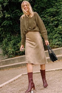 Slip Skirt Street Style, Style Sweater Vest, Skirt Street Style, Hanna Stefansson, French Wardrobe, Style Parisienne, Parisian Women, Long Overcoat, Textured Skirt