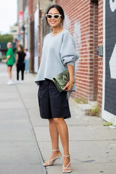 Trend: Bermuda shorts | HOWTOWEAR Fashion October Outfit Ideas, Look Bermuda, October Outfits, October Fashion, Glamour Uk, Elegante Casual, Outfit Inspiration Fall