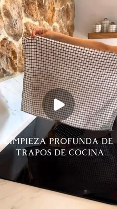 a woman holding up a piece of fabric in front of her face and the words mipiza profundaa de trapos de cocina on it