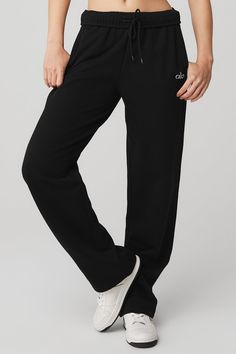 Okay, so we’re pretty much obsessed with this new, straight-leg version of the Accolade Sweatpant — it’s a super soft, leveled-up classic with a chrome Alo logo detail and powerful, performance tech for studio & street. Wear it in cold weather with a bold jacket and transition to warmer weather with slides. Super-soft brushed French terry & straight-leg fit For chill time or to-and-from Unisex style Designed to work from studio to street Wear-tested by our in-house team for the perfect fit Alo Accolade Sweatpants, Alo Yoga Sweatpants, Straight Sweatpants Outfit, Alo Sweatpants, Accolade Sweatpant, Alo Pants, The Accolade, Chill Time, Xmas List