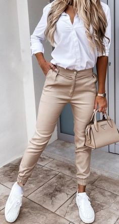 Outfit Pantalon Beige Mujer, Outfit Con Pantalon Beige, Outfit Semiformal Mujer, Outfit Trabajo, Outfits Sport, Outfit Sport, Outfit Work, Womens Chinos, Zippers Fashion