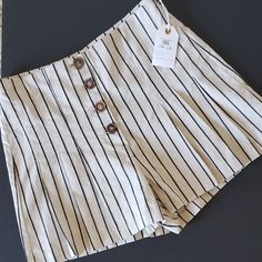 Nwt! Coco + Jameson Black & Khaki Color Pinstriped Pleated Shorts - Linen Blend - Size M Chic High Waist Striped Shorts, Fitted Bottoms With Vertical Stripes For Summer, Chic Vertical Striped Shorts For Summer, Striped Shorts For Day Out, Chic Summer Shorts With Vertical Stripes, Fitted Striped Summer Shorts, Chic Vertical Striped Shorts, Chic Shorts With Vertical Stripes, Fitted Bottoms With Striped Hem For Summer