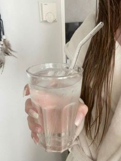 Drink Water Astethic, Aesthetic Water Drink, Girl Drinking Water Aesthetic, Hydration Vision Board, Vision Board Drink Water, Drink Water Vision Board, Iced Water Aesthetic, Aesthetic Drink Water, Water Drinking Aesthetic