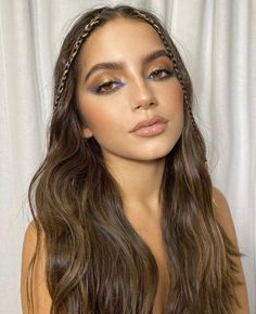 Isabella Merced, Gold Eyeshadow Looks, Isabella Moner, Coachella Hair, Coachella Makeup, Boho Makeup, Make Carnaval, Isabela Merced, Isabela Moner