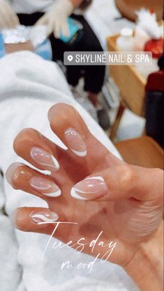 Trendy white nails acrylic natural almond shape with white lines Almond Nails With Lines, Almond Nails With White Lines, Natural Nail With White Design, Natural Nails With White Lines, Almond Sns Nails Designs, Nails With White Lines, White Line Nail Art, White Line Design Nails, White Lines Nails