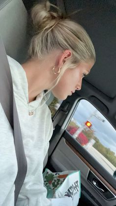 #hairstyles #blondehairstyles #slickedbackhair #slickbackbun #beautyblog #fashion #hairgoals Slick Back Ponytail With Front Pieces, Claw Clip Hairstyles Blonde, Cute Easy No Braid Hairstyles, Mini Buns Hair, Two Low Braids Hairstyle, Hair Inspo For Blondes, Hairstyles For Wearing A Hoodie, Cute Hairstyles Images, Hairstyles For Headaches