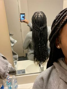 Mid Size Box Braids, Smeduiem Knotless With Curls At The End, Black Braids With Curls At The End, Braided Hairstyles Brown, Knotless Box Braids Curly Ends, Small Box Braids With Curly Ends, Back To School Hairstyles Black, Box Braids With Curly Ends, Cute Box Braids