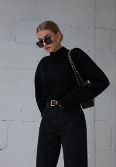 Black Turtleneck Outfit Classy, Black Rollneck Outfits, Sleek Style Classy, Winter Black Outfits, Tailored Outfits For Women, All Black Business Casual, Party Fall Outfits, Winter Outfits Business, Black Elegant Outfit