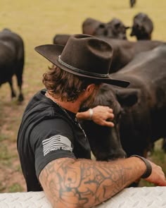 A good old truck, grass puppies & fresh air. Can’t beat it. @ciardullo_cattle_co for @patriotcrew.co Cattle Photoshoot, Cowboy Aesthetic Outfits Men, Country Man Aesthetic, Rancher Aesthetic, Dark Cowboy Aesthetic, Men Cowboy Outfits, Cowboy Cafe, Black Books Quotes, Construction Outfit