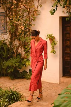 Red Dress Wedding Guest, Chic Midi Dress, Sara Dress, Robes Vintage, Red Midi, Red Midi Dress, Viscose Fabric, Guest Outfit, Mode Inspiration