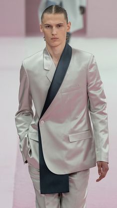 DIOR MEN by KIM JONES SPRING 2020 Look #46 Up Close Detail featuring VITALY LIPTSINSKI / PARIS FASHION WEEK Dior Men Suit, Dior Suits Men, Men’s High Fashion, Tux Prom, Dior Suit, Fashion Models Men, High Fashion Men, Dior Men, Suits Wedding