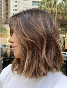 Pin description Short Brunette Hair, Rambut Brunette, Short Hair Highlights, Blonde Hair Transformations, Brown Hair Inspo, Brunette Hair With Highlights, Short Brown Hair, Brown Hair With Blonde Highlights, Brunette Balayage Hair