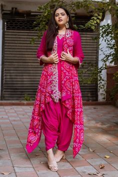 Buy Pink Kurta And Pant Silk Linen Embroidered Dhoti Set With Jacket For Women by Pink City by Sarika Online at Aza Fashions. Bandhej Outfit Ideas, Bandhani Saree Outfit, Bandini Dress Designs, Bandhani Short Kurti, Bandhni Dress Design, Bandhani Designs Pattern, Bandej Dress Indian, Bandhni Suits Design, Bandhani Dress Design Patterns