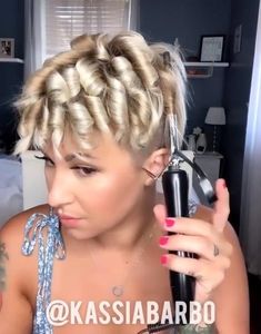 How to Curl Short Hair - TUTORIAL #shorthairsideas Curl Short Hair, Undercut Hairstyles Women, Κούρεμα Bob, Hairstyles For Ladies, How To Curl Short Hair, Edgy Short Hair, Hairdos For Short Hair, Very Short Hair