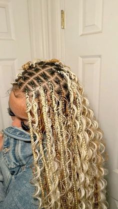 Blond Goddess Braids Black Women, Blonde Hairstyles For Black Women Braids, Blonde Scalp Braids, Boho Blonde Knotless Braids, Braids Colours For Black Women, Blonde Knotless Boho, Blond Boho Knotless Braids, Blond Twists, Braids Hairstyles Blonde