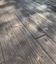 an image of wood flooring that looks like it has been stained with variegate paint