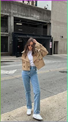 Style With Short Trench Coat, Spring Outfits Coat, Daily Winter Outfits Casual, Spring Outfits Trench Coat, Style With Trench Coat, How To Style In Winter, Spring Outfits With Jackets