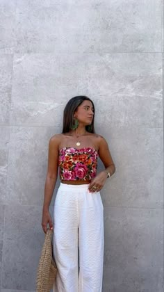 floral outfits Trendy Vacation Outfits, Spain Outfit Ideas, Outfits For Spain, Europe Travel Outfits, European Summer Outfits, Outfit Primavera, Europe Outfits