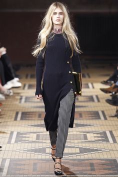 Look 3 #nautical #stripes from Baum und Pferdgarten Copenhagen Fall 2016 Fashion Show Fall Fashion 2016, Dark Style, Vogue Runway, Office Style, Fashion Show Collection, High Fashion Street Style, Dark Fashion, 2016 Fashion, Fall 2016