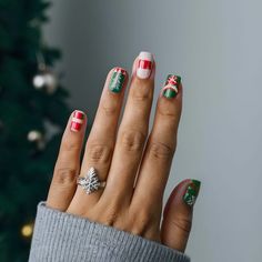 Christmas nail design ideas featuring colorful and elegant holiday nails Christmas Nail Designs Acrylic, Neutral Nail Art, Xmas Nail Designs