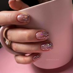 Pretty Short Nail Designs, Glitter Fade Nails, Faded Nails, Sns Nails Colors, Manicure Nail Designs, Short Gel Nails, Cute Gel Nails, Short Nail, Short Acrylic Nails Designs