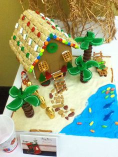 a gingerbread house made to look like it is on the beach