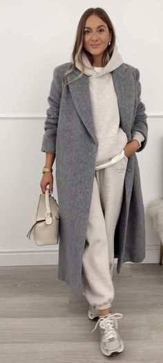 Outfit Jogging, Grey Coat Outfit, Coat Outfit Casual, Mantel Outfit, New Balance Outfit, New Balance 9060, Sneaker Outfits, Post Partum Outfits, Weekend Outfits