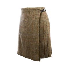 Model: A06713_GREEN MIX C001T 100% Wool Tweed Length: 19 inches Ladies Heavy Weight Harris Tweed Herringbone Skirt Details include herringbone weave, pleated back, two black leather straps with buckles, a fringe on the side and beautiful matching lining HARRIS TWEED Ladies Herringbone Skirt. This contemporary ladies kilted skirt is made of heavy weight 100% pure virgin wool blue tweed dyed, spun and hand-woven in the Outer Hebrides of Scotland. Details include herringbone weave, pleated back, tw Harris Tweed Women, Herringbone Skirt, White Outfit For Men, Plain Scarves, Poncho Jacket, Tweed Pattern, Scottish Kilts, Cashmere Gloves, Herringbone Tweed