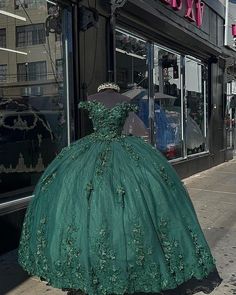 Emerland Green Quince Dresses, Dark Emerald Green Quince Dress, Quinceanera Dresses Forest Green, Quince Dark Green, Green And Gold Quince Dress, Dark Green Quince Dress, Forest Green Quinceanera Dress, Dark Green Quinceanera Theme