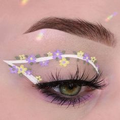 Cute Graphic Eyeliner Looks, Makeup Looks With Flowers, Spring Makeup Flowers, Flower Inspired Makeup Looks, Cute Flower Makeup, Spring Eyeliner Looks, Spring Flower Makeup, Spring Inspired Makeup Looks, Spring Aesthetic Makeup