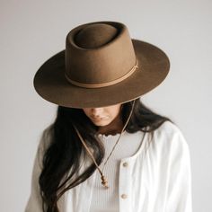 Short Brim Hat, Wide Brim Felt Hat, Women Fedora, Gigi Pip, Worn Jeans, Flat Brim Hat, Crown Hat, Halo Style, Wearing A Hat