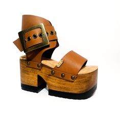 Genuine brown leather platform sandal, handmade with antique gold metal buckle detail. Heel of 10 cm and wooden platform sole of 7 cm, with padded insole lined with suede goat, for your comfort. Sizes from 34 to 47, we also make special sizes, do not hesitate to contact us. They are made to order and take between 20 and 30 days. Pop Sandals is an exclusive design by Sol Caleyo. When buying, the time the product arrives is also very important, for that reason we take care of hiring the shipping s 70s Shoes Platform Chunky Heels, Affordable Leather Platform Sandals, Luxury Calf Leather Platform Sandals, 70s Platform Shoes Brown, Luxury Retro Round Toe Sandals, Luxury Leather Platform Sandals, Luxury Leather Sandals With Chunky Platform, Luxury Leather Chunky Platform Sandals, 70s Platform Shoes