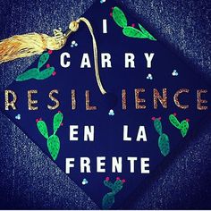 a graduation cap with the words i carry resilince en la frene written on it