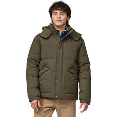 The Downdrift Jacket offers the retro styling we know and love while ensuring we're kept extra cozy all season long, thanks to the lofty down insulating and soft lining. Jacket Man, Mens Outdoor Jackets, Plastic Pollution, Patagonia Jacket, Outdoor Men, Outdoor Jacket, Look Vintage, Outdoor Outfit, Style Retro