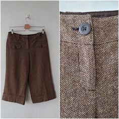 vintage 1990's classic brown and black wool houndstooth / chervon pattern long shorts. front zip and button closure. perfect for work wear, pair with tights, a black or white top and boots. medium wool, polyester and acetate lining waist 31" hips 43" length 30" inseam 18" rise 11" excellent condition; clothing label - Ann Taylor - Loft ★ Free Shipping - Processing, packaging and tracking are included. ★ Express shipping is available for U.S. & International orders for an additional cost! ★ Visit Retro Shorts Brown, Brown Knee Length Shorts, Cheap Brown Bottoms With Built-in Shorts, Classic Brown, Charity Shop, Clothing Labels, Long Shorts, Black Wool, Ann Taylor Loft