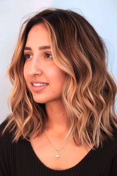 40 Trendsetting Medium-Length Layered Haircuts for 2024 - The Hairstyle Edit Beach Waves Lob, Highlighted Layers, Summer Haircuts 2024 Medium, Medium Length Hair Styles Summer 2024, Shoulder Length Hair Fall 2024, Layered Haircuts For Medium Hair 2024, Medium Length Hair With Layers 2024, Brown Hair Pictures, Blonde Styles