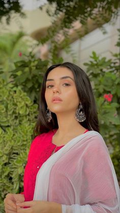 Saree Asthetics, Eid Pics Poses, Indian Hairtyles, Indian Dresses Traditional, Beautiful Curly Hair, Classy Photography, Photography Poses Women, Pretty Selfies, Photography Women