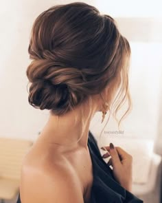 Top 8 wedding hairstyles for bridal veils Sanggul Modern, Peinados Recogidos, Updos For Medium Length Hair, Wedding Hair Inspiration, Low Bun, Hairstyle Inspiration