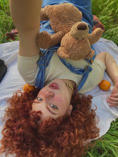 Curly hair 👩‍🦱 redhead 👩‍🦰 natural makeup 💄 picnic 🧺 Inspiration Nature, Nature Spring, Fashion Hair, Style Outfits, Outfits Ideas, Hair Looks, Natural Makeup, Curly Hair, Hair Makeup