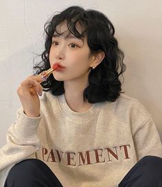 Midlength Haircuts Shaggy, Asian Curly Short Hair, Korean Perm Women Short Hair, Short Wavy Hair With Side Bangs, Asian Short Curly Hair, Short Curly Hair Korean, Korean Digital Perm Short Hair