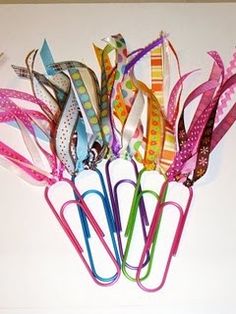 there are many different colored ribbons in the holder